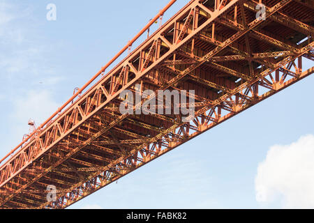 Dettaglio del Golden Gate Bridge di San Francisco, California del Nord, Stati Uniti in prima serata la luce solare Foto Stock