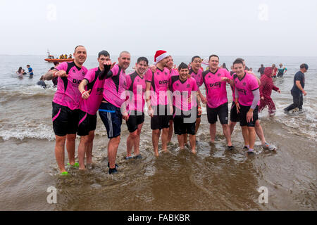 Redcar, Regno Unito. Il 26 dicembre, 2015. I partecipanti che pongono in mare nel tradizionale Boxing Day carità 'ip' a redcar cleveland, Regno Unito 26 dicembre 2015 Credit: Pietro Giordano NE/Alamy Live News Foto Stock