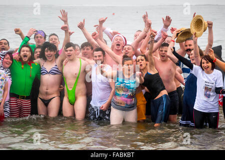 Redcar, Regno Unito. Il 26 dicembre, 2015. I partecipanti che pongono in mare nel tradizionale Boxing Day carità 'ip' a redcar cleveland, Regno Unito 26 dicembre 2015 Credit: Pietro Giordano NE/Alamy Live News Foto Stock