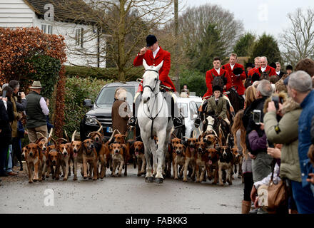 Verde corrispondente, Essex, Regno Unito. 26 dicembre, 2015. L'Essex caccia al verde corrispondente Essex set fuori da il Chequers public house per il tradizionale Boxing Day si incontrano. Fondata nel 1785, l'Essex Hunt ha incontrato regolarmente in verde corrispondenti sin dal XIX secolo, sebbene dal 2005 non è stato consentito di utilizzare i cani per cacciare ed uccidere volpi. Credito: MARTIN DALTON/Alamy Live News Foto Stock