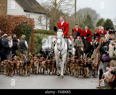 Verde corrispondente, Essex, Regno Unito. 26 dicembre, 2015. L'Essex caccia al verde corrispondente Essex set fuori da il Chequers public house per il tradizionale Boxing Day si incontrano. Fondata nel 1785, l'Essex Hunt ha incontrato regolarmente in verde corrispondenti sin dal XIX secolo, sebbene dal 2005 non è stato consentito di utilizzare i cani per cacciare ed uccidere volpi. Credito: MARTIN DALTON/Alamy Live News Foto Stock