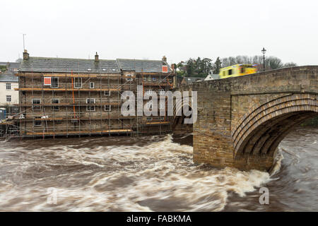 Fiume Tees, Barnard Castle, Teesdale, County Durham, 26 dicembre 2015. Regno Unito Meteo. Il Fiume Tees che scorre sotto il ponte della contea di Barnard Castle dopo dopo la pioggia caduta nella notte ha lasciato molti fiumi in Inghilterra settentrionale a livello di inondazione. Foto Stock