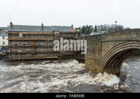 Fiume Tees, Barnard Castle, Teesdale, County Durham, 26 dicembre 2015. Regno Unito Meteo. Il Fiume Tees che scorre sotto il ponte della contea di Barnard Castle dopo dopo la pioggia caduta nella notte ha lasciato molti fiumi in Inghilterra settentrionale a livello di inondazione. Foto Stock