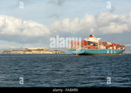 Nave portacontainer con Isola di Alcatraz in background, San Francisco, California settentrionale Foto Stock