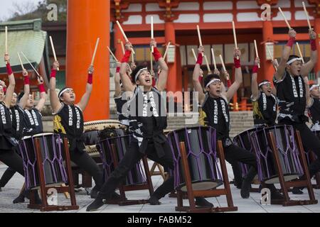 Il Taiko batteristi eseguire per la First Lady Michelle Obama a Fushimi Inari sacrario scintoista Marzo 20, 2015 a Kyoto, in Giappone. Foto Stock