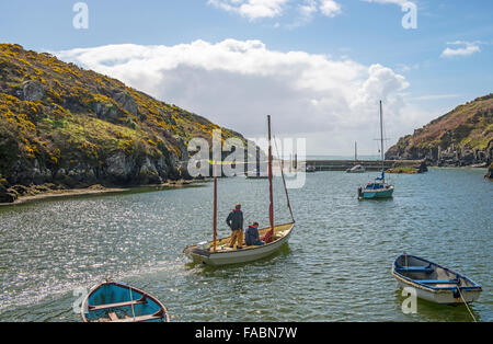 L'insenatura di Porthclais in Il Pembrokeshire Coast National Park, West Wales, Regno Unito, vicino a St. Davids, due marinai l'impostazione off Foto Stock