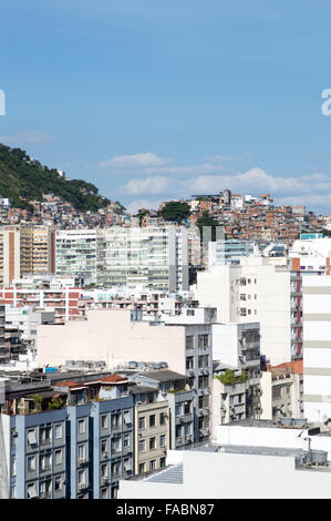 Favela, affollato baraccopoli brasiliano di Rio de Janeiro Foto Stock