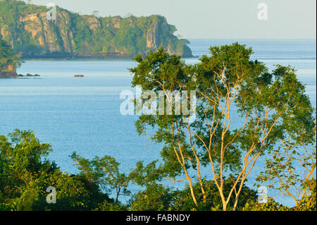 La foresta pluviale costiera e la costa frastagliata a Punta Patino riserva naturale, Pacific Coast, provincia di Darien, Repubblica di Panama. Foto Stock