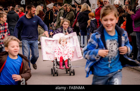 East Hoathly, nelle vicinanze del Lewes, East Sussex, Regno Unito. 26 dicembre, 2015. Gli abitanti di un villaggio di competere nel loro annuale Boxing Day Pram gara tra i pub in east hoathly nelle vicinanze del Lewes East Sussex. Credito: Jim Holden/Alamy Live News Foto Stock