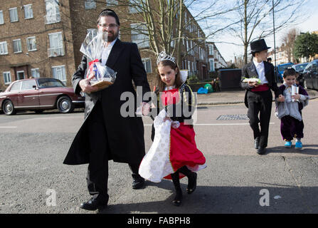 I membri della comunità ebraica di Stamford Hill Londra nord prendere parte alla festa di Purim Foto Stock