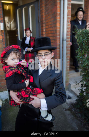 I membri della comunità ebraica di Stamford Hill Londra nord prendere parte alla festa di Purim Foto Stock