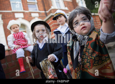 I membri della comunità ebraica di Stamford Hill Londra nord prendere parte alla festa di Purim Foto Stock