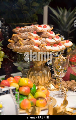 Esposizione in vetrina di crema Crapes e frutta Foto Stock