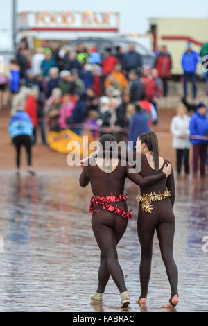 Paignton, Regno Unito, 26 dicembre 2015. "Passeggiata a mare" Boxing Day evento di beneficenza organizzata dal Lions Club di Paignton. Locali di festaioli braved condizioni ventose per partecipare al Boxing Day la tradizione di fare un tuffo nelle acque della baia di Tor da Paignton Beach; con molti indossare abbigliamento festivo o abiti fantasiosi per raccogliere fondi per beneficenza. Credito: Clive Jones/Alamy Live News Foto Stock