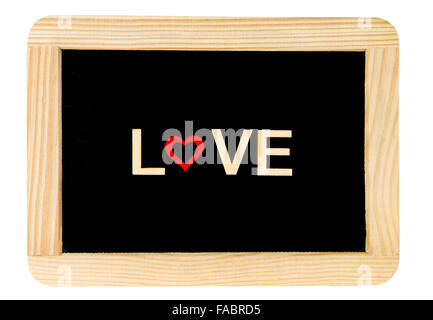 Telaio in legno vintage chalkboard isolato su bianco con la parola amore ha creato delle lettere di legno, lettera o sostituito dal legno rosso forma di cuore, immagine concettuale Foto Stock