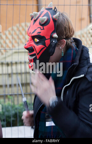 Uomo in un Darth Maul maschera tenendo il coltello Foto Stock