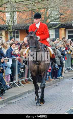 Grantham, Lincolnshire, GB. Il 26 dicembre 2015. Il Belvoir caccia dalla vicina Belvoir Castle soddisfare su St Peter Hill per essere accolti dal Sindaco nella tradizione Boxing Day Hunt si incontrano. Il soddisfare ha attirato un gran numero di seguaci e supporti. Matt arto OBE/Alamy Live News Foto Stock