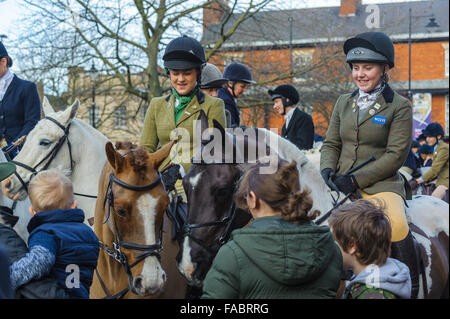 Grantham, Lincolnshire, GB. Il 26 dicembre 2015. Il Belvoir caccia dalla vicina Belvoir Castle soddisfare su St Peter Hill per essere accolti dal Sindaco nella tradizione Boxing Day Hunt si incontrano. Il soddisfare ha attirato un gran numero di seguaci e supporti. Matt arto OBE/Alamy Live News Foto Stock