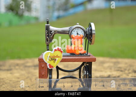 Antica macchina da cucire orologio sagomato con il giorno di San Valentino Capodanno 2016 MESSAGGIO Foto Stock