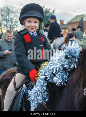 Grantham, Lincolnshire, GB. Il 26 dicembre 2015. Il Belvoir caccia dalla vicina Belvoir Castle soddisfare su St Peter Hill per essere accolti dal Sindaco nella tradizione Boxing Day Hunt si incontrano. Il soddisfare ha attirato un gran numero di seguaci e supporti. Matt arto OBE/Alamy Live News Foto Stock