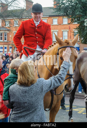 Grantham, Lincolnshire, GB. Il 26 dicembre 2015. Il Belvoir caccia dalla vicina Belvoir Castle soddisfare su St Peter Hill per essere accolti dal Sindaco nella tradizione Boxing Day Hunt si incontrano. Il soddisfare ha attirato un gran numero di seguaci e supporti. Matt arto OBE/Alamy Live News Foto Stock