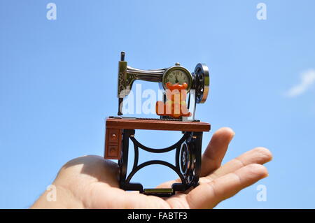 Antica macchina da cucire orologio sagomato con il giorno di San Valentino Capodanno 2016 MESSAGGIO Foto Stock