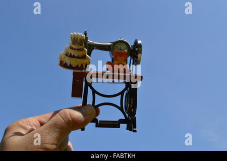 Antica macchina da cucire orologio sagomato con il giorno di San Valentino Capodanno 2016 MESSAGGIO Foto Stock