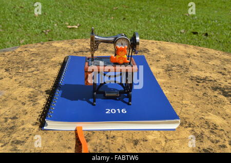 Antica macchina da cucire orologio sagomato con il giorno di San Valentino Capodanno 2016 MESSAGGIO Foto Stock