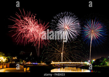 Coloratissimi fuochi d'artificio sopra ponte sul giorno di celebrazione del 5 dicembre 2015 (compleanno del Re) in Thailandia Foto Stock