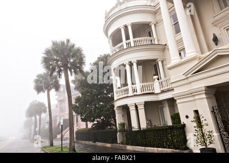 Charleston, Carolina del Sud, Stati Uniti d'America. Il 26 dicembre, 2015. La nebbia avvolge palazzi storici lungo la batteria come unseasonably caldo spazzato nella metà orientale degli Stati Uniti 26 dicembre 2015 Charleston, Sc. I più caldi rispetto alla temperatura normale in conflitto con l'oceano dello scambiatore di calore causando una fitta coltre di nebbia al di sopra della regione. Credito: Planetpix/Alamy Live News Foto Stock