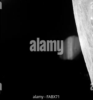 Questo archivio fotografico incontaminato dell'Apollo 11 include immagini iconiche degli astronauti Neil Armstrong, Buzz Aldrin e Michael Collins. Il primo passo di Armstrong sulla Luna, la passeggiata lunare di Aldrin e l'iconica Earthrise vengono catturati, segnando un traguardo monumentale nell'esplorazione spaziale e nel primo atterraggio lunare di successo dell'umanità. Foto Stock