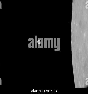 Questo archivio fotografico incontaminato dell'Apollo 11 include immagini del primo atterraggio con equipaggio sulla Luna, con gli astronauti Neil Armstrong, Buzz Aldrin e Michael Collins. La missione storica ha avuto luogo nel 1969, segnando i primi passi dell’umanità sulla superficie lunare e l’inizio dell’esplorazione lunare. Foto Stock