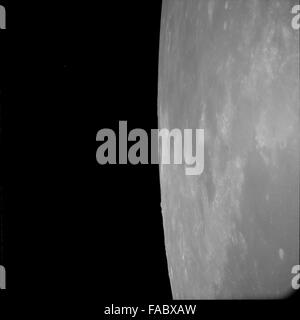 Questo archivio fotografico incontaminato dell'Apollo 11 conserva il primo viaggio umano sulla Luna nel 1969. Gli astronauti Neil Armstrong, Buzz Aldrin e Michael Collins hanno fatto la storia durante l'atterraggio lunare e le passeggiate spaziali della missione. L'archivio include momenti iconici, come il primo passo di Armstrong sulla superficie lunare, nonché scatti della Terra dalla Luna. Foto Stock