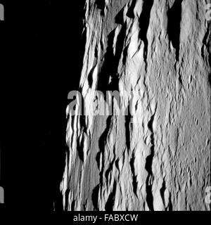 Questo archivio fotografico incontaminato dell'Apollo 11 presenta immagini del primo atterraggio lunare con equipaggio. Gli astronauti Neil Armstrong, Buzz Aldrin e Michael Collins hanno condotto passeggiate spaziali storiche, catturando momenti iconici come il primo passo sulla superficie della Luna. Foto Stock