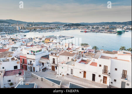 Vista del porto di Ibiza e la città vecchia, Spagna, Europa. Foto Stock