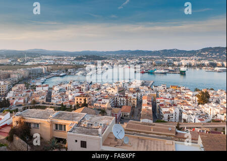 Vista del porto di Ibiza e la città vecchia, Spagna, Europa. Foto Stock