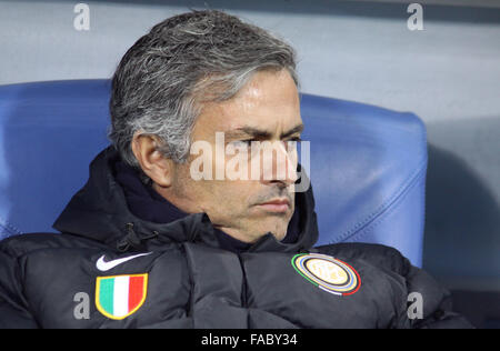 Kiev, Ucraina - 4 Novembre 2009: Head Coach della FC Inter Milano Jose Mourinho si affaccia su durante la UEFA Champions League football match contro la Dinamo Kiev il 4 novembre 2009 a Kiev, Ucraina Foto Stock