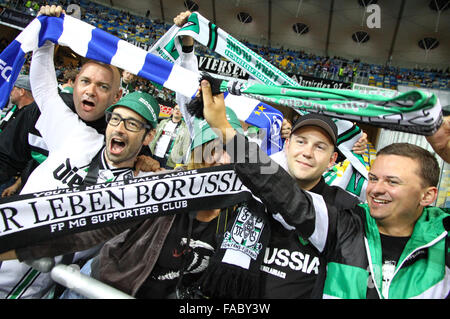 Kiev, Ucraina - 29 agosto 2012: Borussia Monchengladbach team sostenitori mostrano il loro sostegno durante la UEFA Champions League play-off game contro FC Dinamo Kiev il 29 agosto 2012 a Kiev, Ucraina Foto Stock