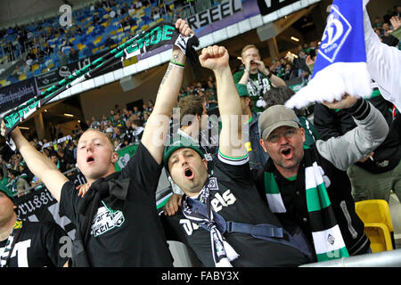 Kiev, Ucraina - 29 agosto 2012: Borussia Monchengladbach team sostenitori mostrano il loro sostegno durante la UEFA Champions League play-off game contro FC Dinamo Kiev il 29 agosto 2012 a Kiev, Ucraina Foto Stock