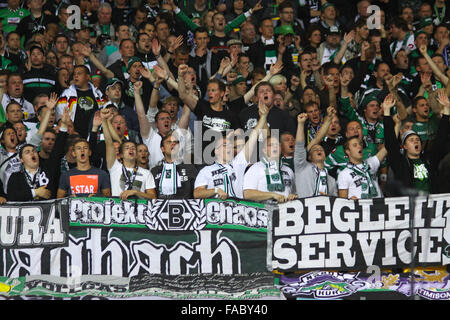 Kiev, Ucraina - 29 agosto 2012: Borussia Monchengladbach team sostenitori mostrano il loro sostegno durante la UEFA Champions League play-off game contro FC Dinamo Kiev il 29 agosto 2012 a Kiev, Ucraina Foto Stock