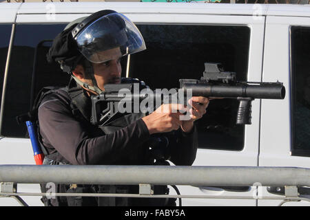 Gerusalemme, Gerusalemme, Territorio palestinese. Il 26 dicembre, 2015. Forze di sicurezza israeliane guardia e tentare per disperdere i dimostranti palestinesi al di fuori porta di Damasco a Gerusalemme la città vecchia a seguito di una dimostrazione impegnativa autorità israeliane per restituire i corpi dei presunti attaccanti palestinese, il 26 dicembre 2015 © Mahfouz Abu Turk/immagini APA/ZUMA filo/Alamy Live News Foto Stock