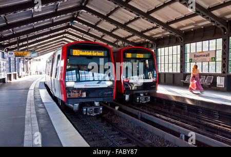 Amburgo, Germania - Luglio 25, 2014: i treni arrivano a Baumwall U-Bahn in Amburgo. Amburgo U-Bahn (Metro Rapid Transit Syste Foto Stock