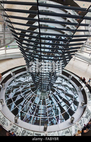 Berlino, Germania - 10 novembre 2013: la gente camminare all'interno della cupola del Reichstag. Si tratta di una cupola di vetro costruita sulla sommità del Reichstag (Bundestag) edificio, progettato dall'architetto Norman Foster Foto Stock