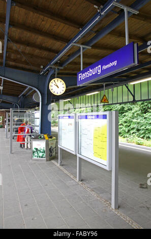 FLENSBURG, Germania - 29 luglio 2012: La stazione ferroviaria centrale di Flensburg. La stazione principale della città di Flensburg gestisce il traffico ferroviario transfrontaliero tra Germania e Danimarca Foto Stock