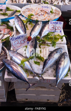 Napoli, Italia - 7 Maggio 2015: tipico italiano all'aperto al mercato del pesce con pesce fresco e frutti di mare per le strade della città di Napoli, Ital Foto Stock