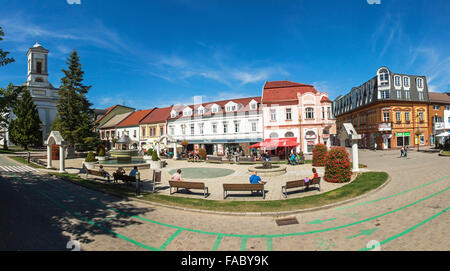 POPRAD, Slovacchia - 28 agosto 2015: vista panoramica di Namestie svateho Egidia, Poprad città vecchia, Slovacchia Foto Stock