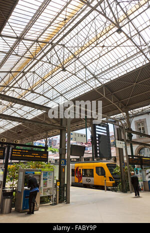 PORTO, Portogallo - 20 giugno 2013: piattaforme di alla Stazione Ferroviaria di Sao Bento nel porto della città. La costruzione della stazione è una popolare attrazione turistica del Portogallo Foto Stock