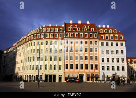 Close-up edifici colorati a piazza Neumarkt a Dresda, Germania Foto Stock