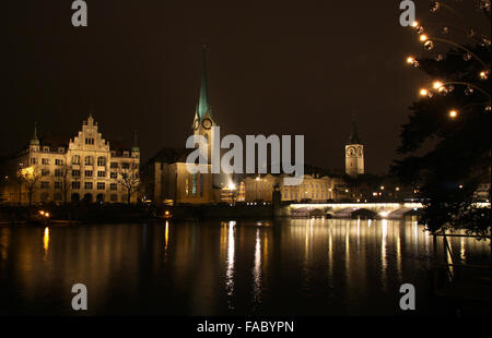 La vista notturna della chiesa di Fraumuenster e il centro cittadino di Zurigo, Svizzera Foto Stock