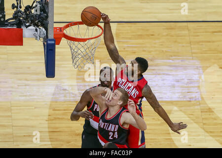 New Orleans, LA, Stati Uniti d'America. 23 Dic, 2015. New Orleans pellicani avanti Alonzo Gee (15) Suggerimenti la palla nel cesto su Portland Trail Blazers centro Mason Plumlee (24) durante un'NBA Basketball gioco tra il New Orleans pellicani e Portland Trail Blazers al Smoothie King Center di New Orleans, LA. Stephen Lew/CSM/Alamy Live News Foto Stock